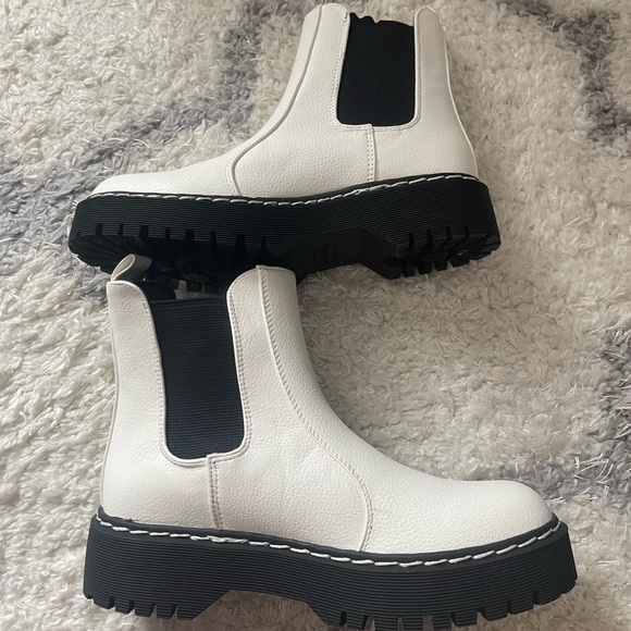 White boots - Picture 2 of 4